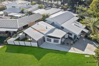 Funky Lil Shack - by the jetty - 8