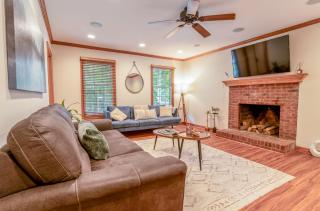2 Bedroom ,King Bed,Tvs, Kids essentials, office, Grill, Crib, in Bond park - Cary - 3