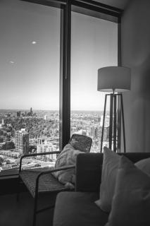 Modern 2BR Apartment Near Crown & Arts Precinct - 4