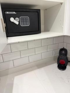 Newley Refurbished 2-Bed Only Minutes from London's Attractions - 9