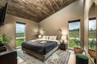Luxury Log Home with a Hot Tub - 9