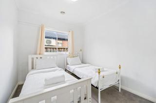 Spacious 3BR Home - Perfect for Family Retreat - Officer - 2