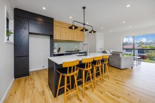 Holiday Escape Modern 4BR Home by Waiake Beach - 1