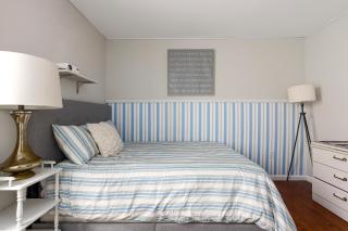 Newark Gem 6BR, 5BA - Sleeps 24 - Walk to Prudential Center and Newark Penn Station, Near EWR and American Dream Mall, includes Parking - WiFi - Laundry - Backyard - Gym - 7