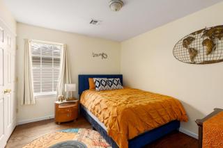 Newark Gem 6BR, 5BA - Sleeps 24 - Walk to Prudential Center and Newark Penn Station, Near EWR and American Dream Mall, includes Parking - WiFi - Laundry - Backyard - Gym - Newark - 6