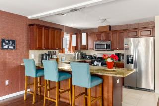 Newark Gem 6BR, 5BA - Sleeps 24 - Walk to Prudential Center and Newark Penn Station, Near EWR and American Dream Mall, includes Parking - WiFi - Laundry - Backyard - Gym - Newark - 2