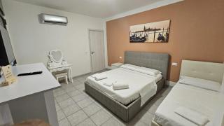 Venice Apartments - 6