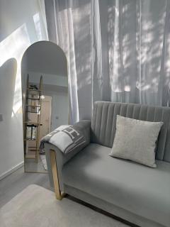Newly Refurbished - Stylish - Modern - And Cosy Flat - King Size Bed with Built In Speakers - Bedside Lamp - And USB Ports - Sofa Bed - In Islington North London - 8