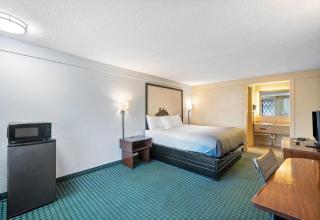 Super 8 by Wyndham Lantana West Palm Beach - 1