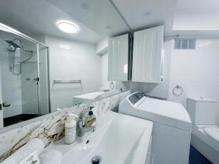 Surfers Paradise Beach Holiday Apartments - 2