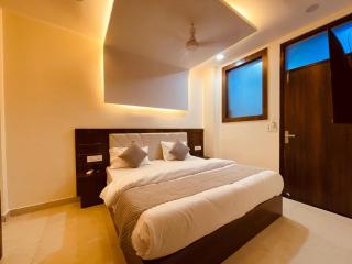 Hotel The Divine Ganga - Top Rated !! Most Awarded !! Budget Friendly !! Couple Friendly !! Parking !! Lift - 8