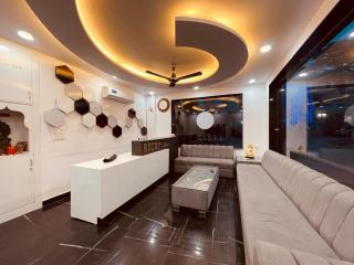 Hotel The Divine Ganga - Top Rated !! Most Awarded !! Budget Friendly !! Couple Friendly !! Parking !! Lift - 3