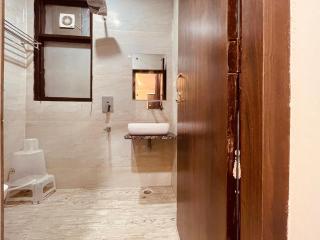 Hotel The Divine Ganga - Top Rated !! Most Awarded !! Budget Friendly !! Couple Friendly !! Parking !! Lift - 4