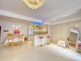笑涡SmileNest Downtown Luxury Suite for 2-10 Guests, Zhangjiajie Attraction Ticket Service, Ideal for Couples, Families & Groups - 2