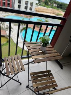 Dagos PrimeWorld condo with balcony and pool view - 6