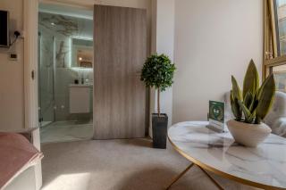 Luxe London Retreat - 2