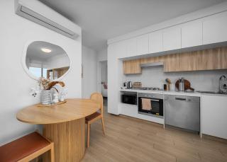 2BR Apt in Proximity Hamilton with Carpark - 2