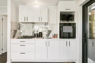 Modern 1 Bed Smart Flat in Upper Hutt with Full Kitchen, Parking - 5 minutes to Brewtown - 5