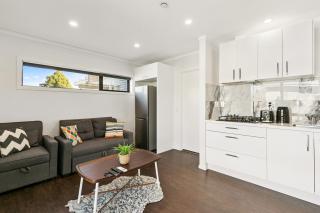Modern 1 Bed Smart Flat in Upper Hutt with Full Kitchen, Parking - 5 minutes to Brewtown - Upper Hutt - 6