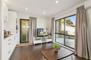 Modern 1 Bed Smart Flat in Upper Hutt with Full Kitchen, Parking - 5 minutes to Brewtown - Upper Hutt - 5