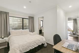 Modern 1 Bed Smart Flat in Upper Hutt with Full Kitchen, Parking - 5 minutes to Brewtown - Upper Hutt - 2