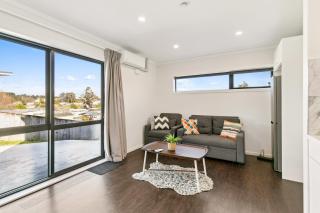 Modern 1 Bed Smart Flat in Upper Hutt with Full Kitchen, Parking - 5 minutes to Brewtown - 8