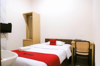 RedDoorz Syariah near Exit Toll Subang - 6