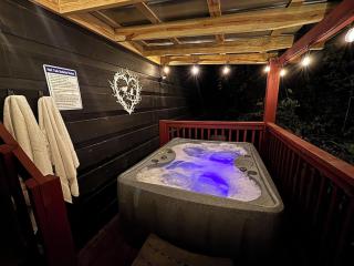 Smores Retreat - Minutes from PF Parkway! Hot tub and fire pit! - 8