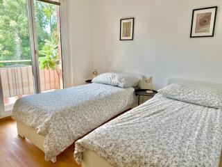 Modern 3 Bedroom Apartment with Balcony - 7