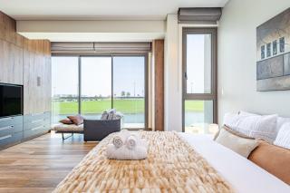 #1 Villa in Yas - Private Pool - Full Golf Course View - Amazing BBQ - 5 min from F1, Ferrari World, Yas Mall, Warner Bros, Golf, etc - 9