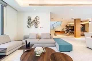 #1 Villa in Yas - Private Pool - Full Golf Course View - Amazing BBQ - 5 min from F1, Ferrari World, Yas Mall, Warner Bros, Golf, etc - Abu Dhabi - 2