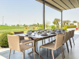 #1 Villa in Yas - Private Pool - Full Golf Course View - Amazing BBQ - 5 min from F1, Ferrari World, Yas Mall, Warner Bros, Golf, etc - 4