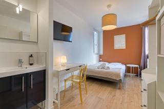 Roxane spacious 3-Bedroom Apartment with Terrace and Parking Just Steps - 1