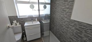 Harrow 2-Bed Garden Flat, Sleeps 8, Free Parking - 8