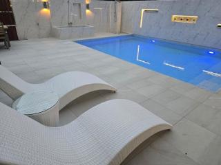 J-0-Y Modern Design Pool Villa - 2