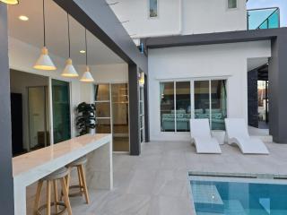J-0-Y Modern Design Pool Villa - 3