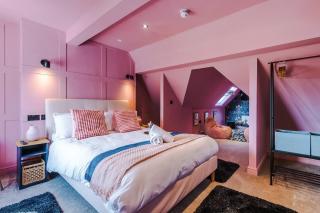 Skyline Two-Bed Retreat and Free Parking - 9
