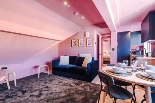 Skyline Two-Bed Retreat and Free Parking - 7