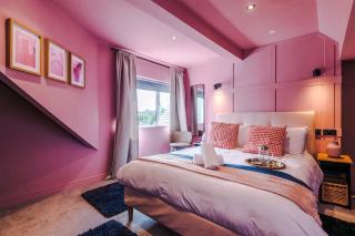 Skyline Two-Bed Retreat and Free Parking - 3