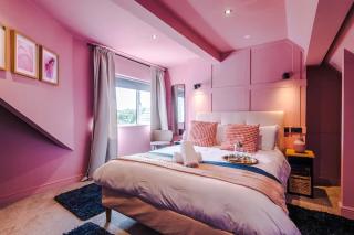 Skyline Two-Bed Retreat and Free Parking - 1