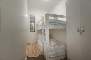 Retro Mania Brisbane CBD Sleeps 6 Car park included - 8
