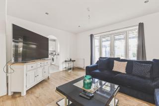 Stylish 4bed 2bath Residence with Garden and Parking - 0
