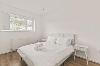 Stylish 4bed 2bath Residence with Garden and Parking - Stanwell - 6