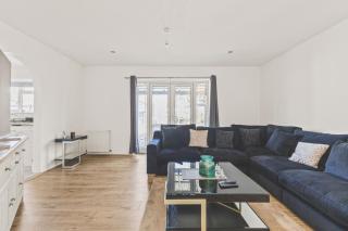 Stylish 4bed 2bath Residence with Garden and Parking - Stanwell - 2