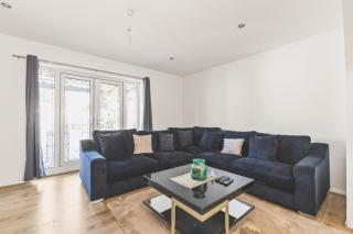 Stylish 4bed 2bath Residence with Garden and Parking - 1