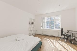 Stylish 4bed 2bath Residence with Garden and Parking - 6