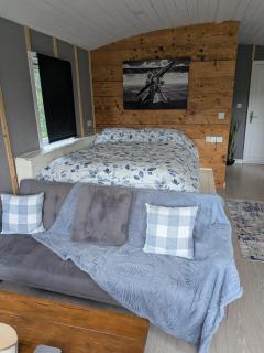 Tranquil Cabin Retreat in Welshpool - 3