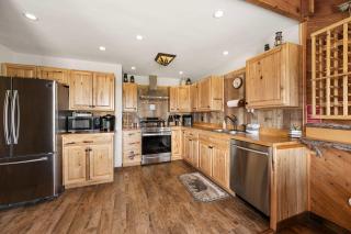 Family-Friendly Cabin with Heated Pool & Sauna - 7