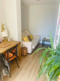 Lovely bedroom in downtown Only for girls - 0