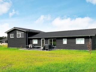 Scandinavian Lakeside Retreat-By Traum - 9
